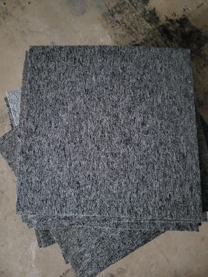 Wykładzina dywanowa w kwadratach