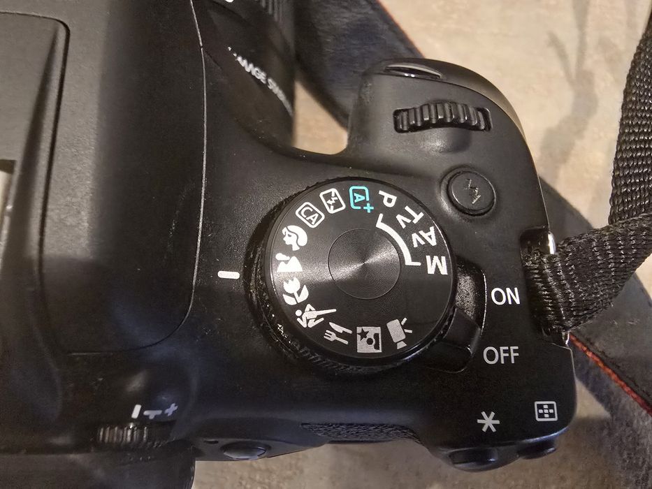 Kit Canon EOS 1300D + Objetiva 18-55mm IS II + Bolsa Canon