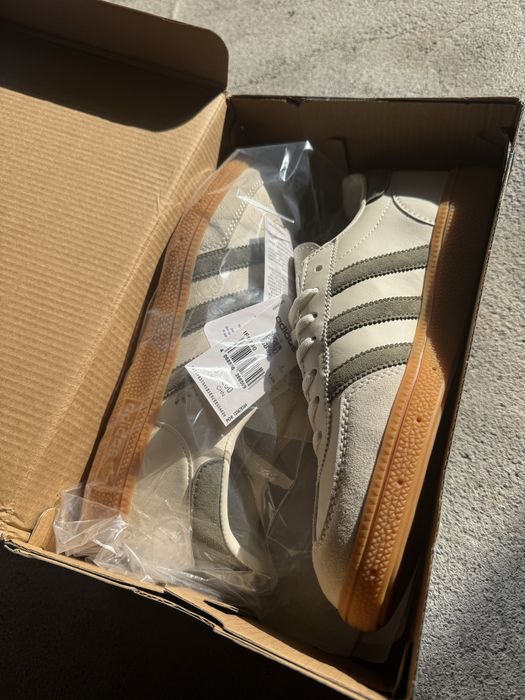Vendo tenis da marca adidas spezial tamanho 43 apenas  usados uma vez.