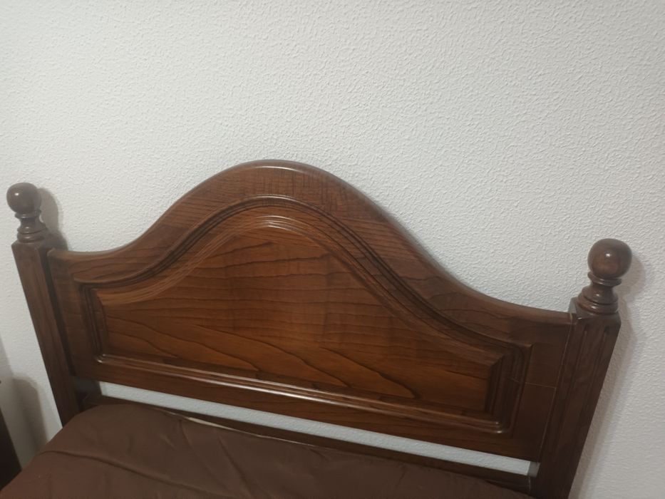 Duas camas de solteiro e mesa de cabeceira em madeira maciça