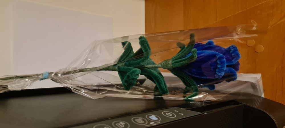 sztuczna róża na prezent