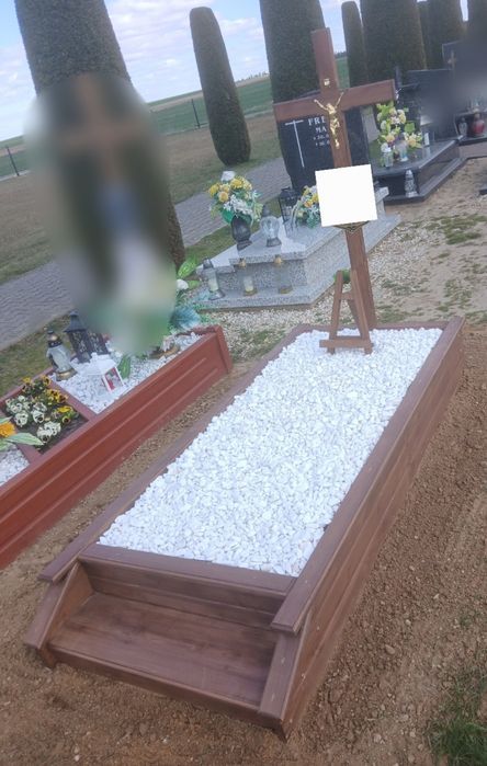 Obudowa grobu drewniana, nagrobek tymczasowy, obramowanie.