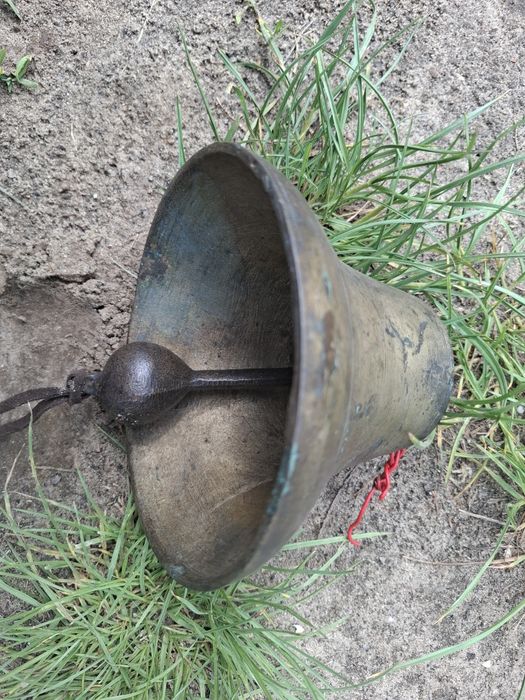 Duży mosiężny dzwonek