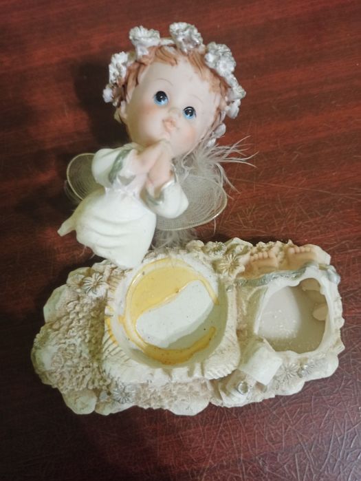 Набір маленьких статуеток та предметів інтер'єру