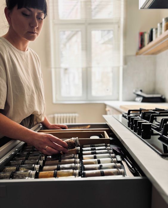 Decluttering, odgracanie, porządkowanie, organizacja przestrzeni