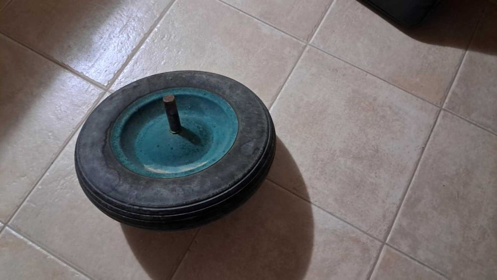 Roda anti-furo para carrinho de mão.