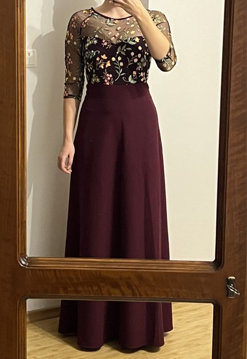 Вечірня сукня в кольорі бургунді