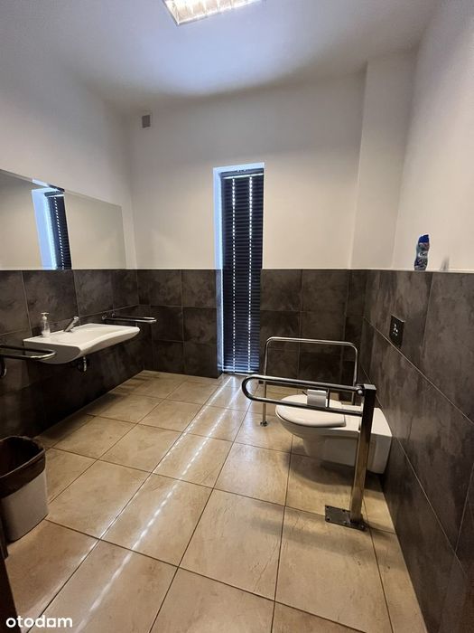 Budynek handlowo-usługowy 900 m2, duży parking, doskonała lokalizacja.