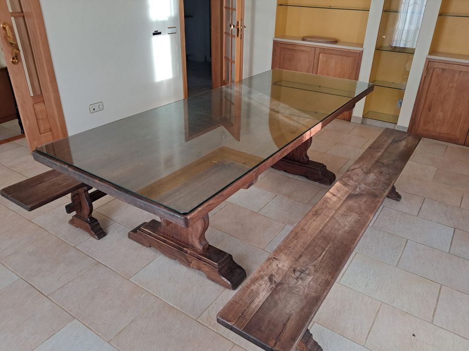 Mesa de jantar de madeira maciça