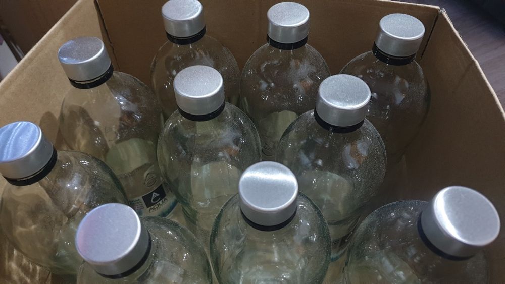 Szklana butelka zakręcana z gwintem  0.75 ml.butelki   bidon