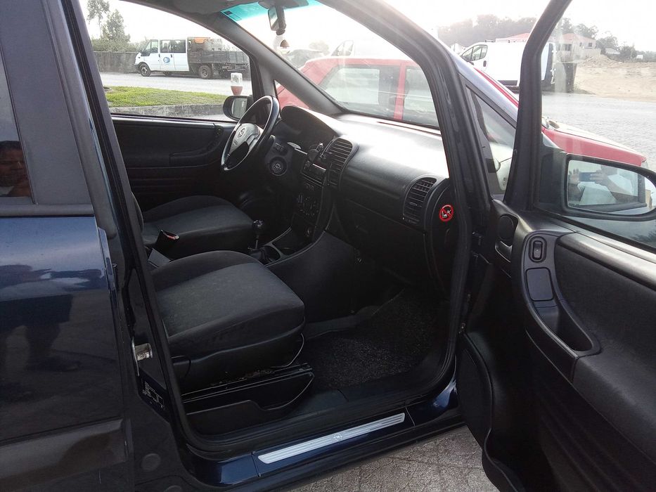 OPEL ZAFIRA bem conservado