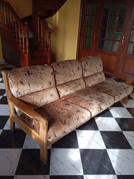 Consinto de sofá em madeira almofadas em tecido