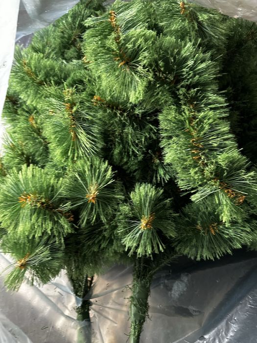Продам Елку  искуственную сосну распушенная 2,10м,б.у как новая!