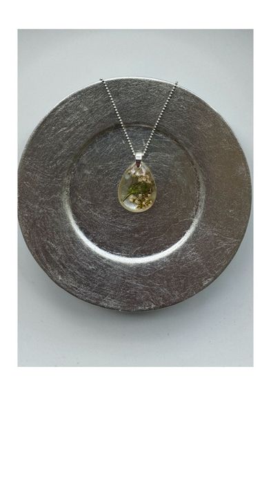 Zawieszka „brindille fleurie” biżuteria handmade żywica srebro