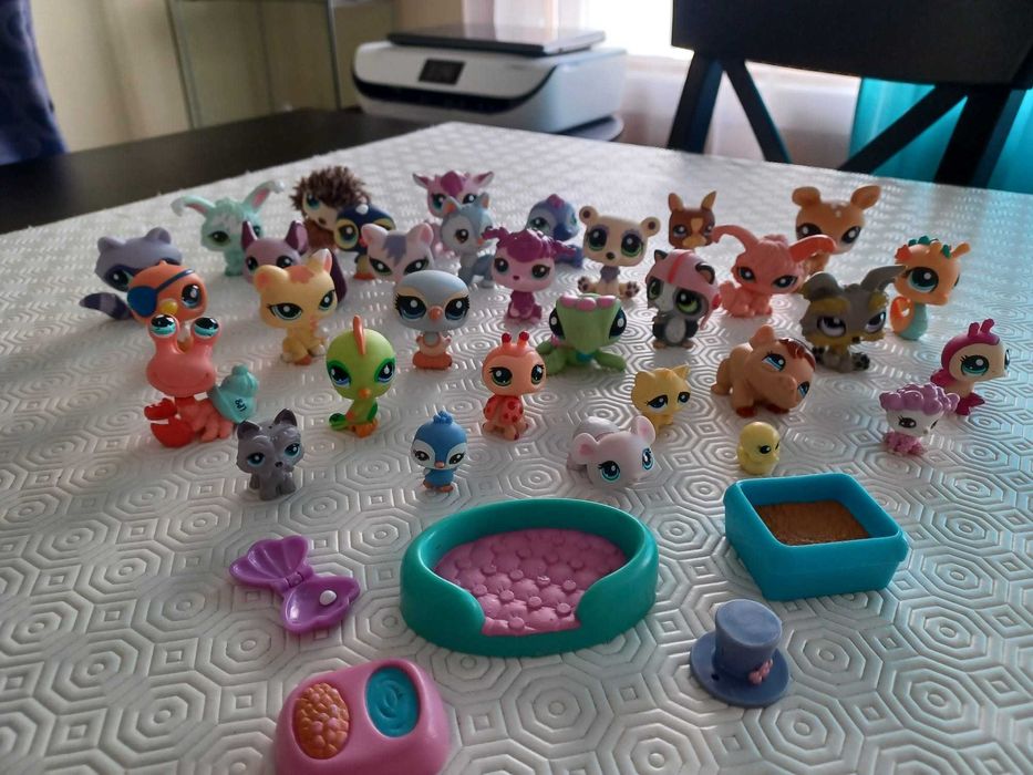Vários brinquedos/figuras/jogos/animais.