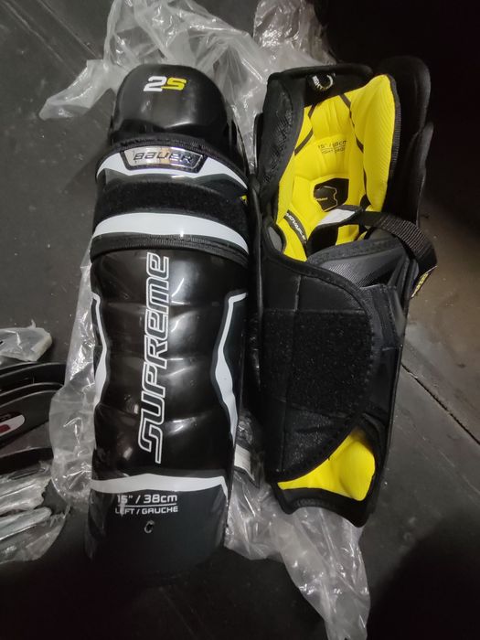 Хоккейна форма (ковзани, щіткі, труси нагруднік, лікті крагиі шоломи)