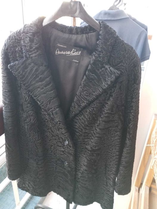 Casaco Curto Astracã / Astrakan Preto - Elegante Etiqueta Aurora Reis