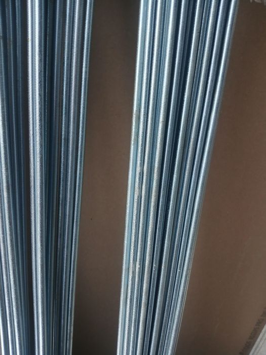 В наявності шпильки різьбові, гайки, шайби,