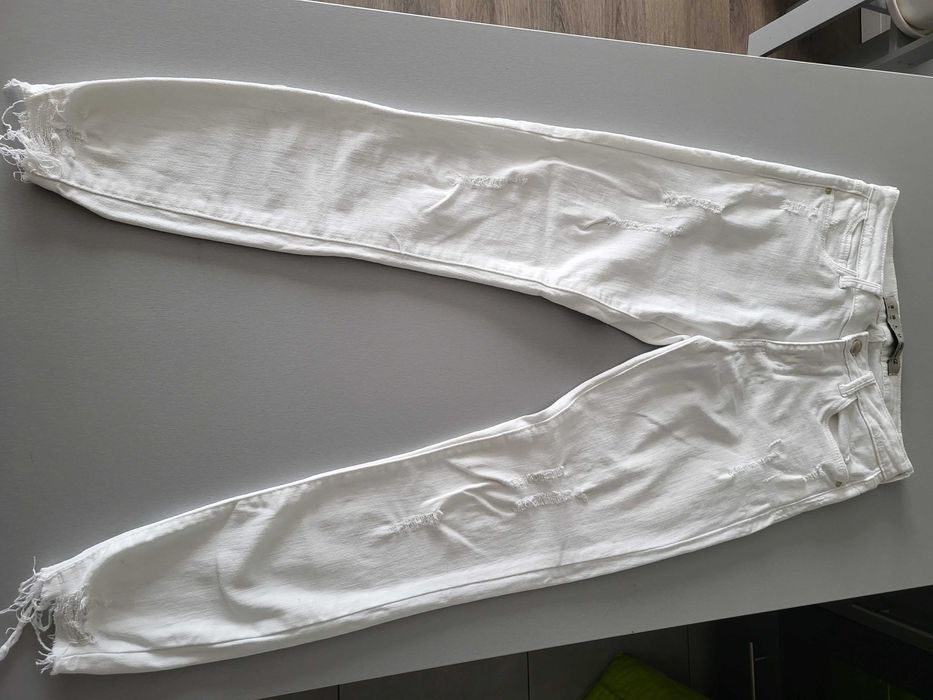 Białe spodnie jeansowe przetarcia 7/8 r.36