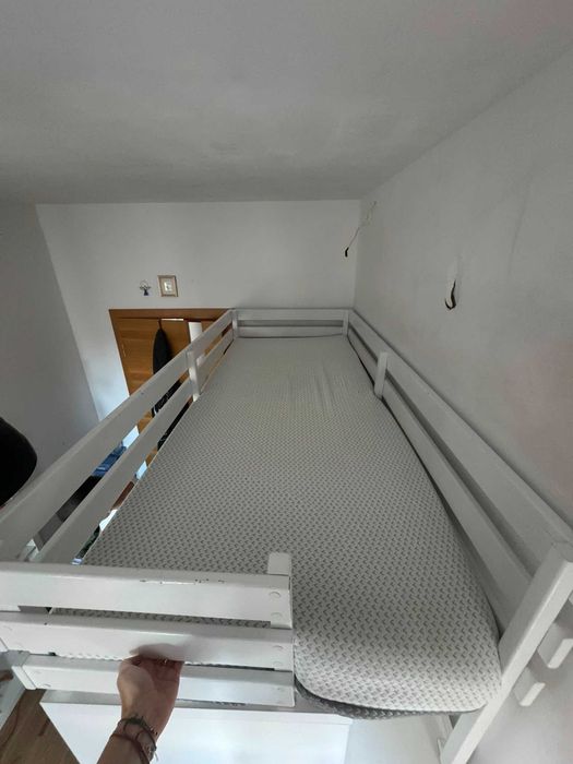 Łóżko na antresoli z szafą i regałem