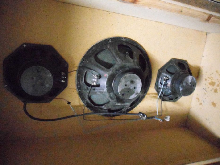 Colunas de som, grandes e fortes