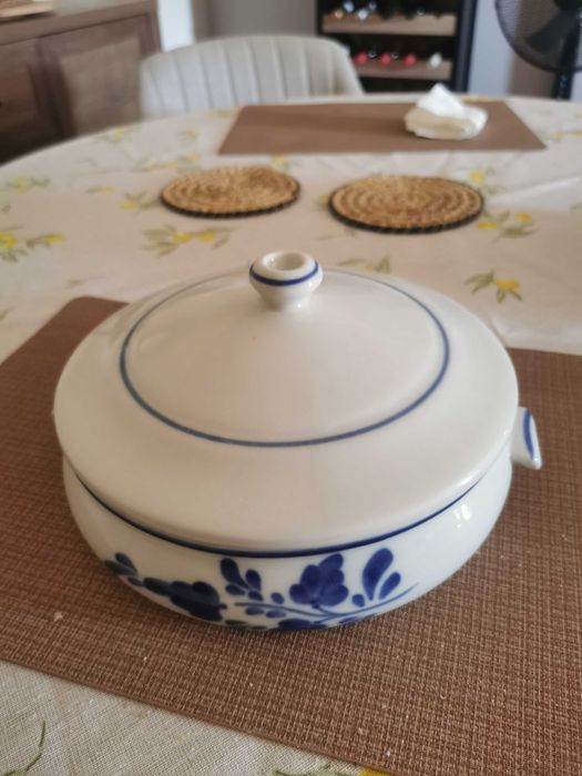 Terrina redonda em tons de azul pintada à mão