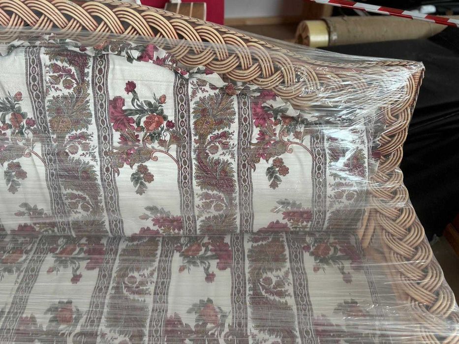 Conjunto de sofá e mesa trabalhados