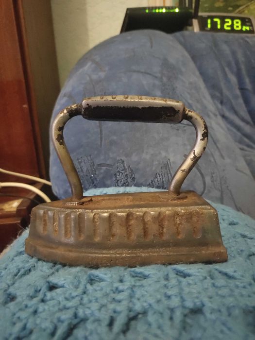 Утюг чугунный старый.