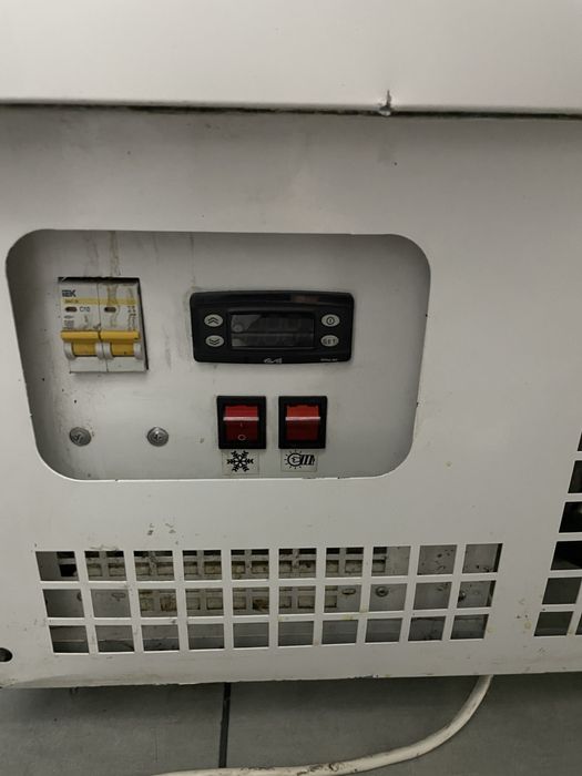 Холодильна вітрина 2м