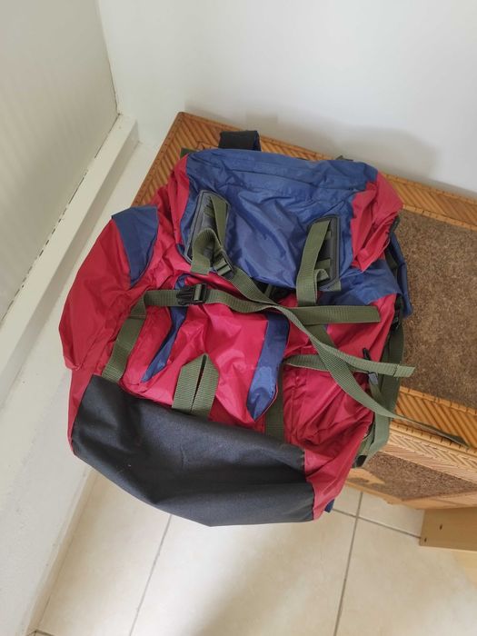 Mochila de campismo colorida e reforçada