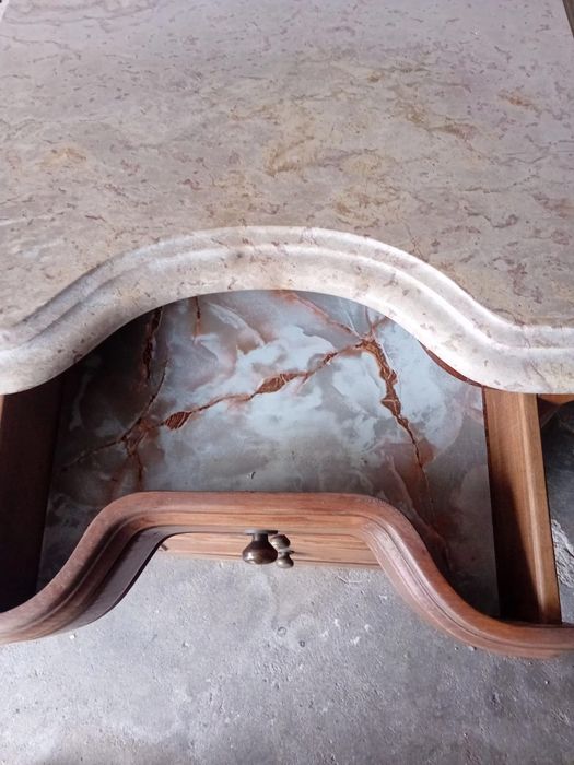 Vendo duas mesinhas de cabeceira e uma cómoda