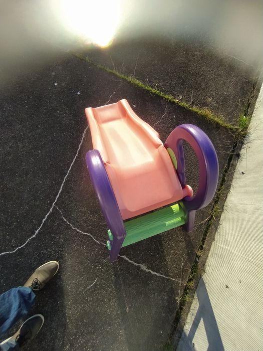 Escorrega infantil criança