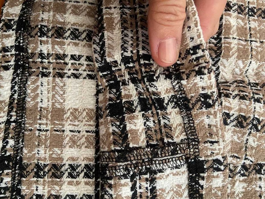 Saia curta, tecido tweed, tamanho M, nova.