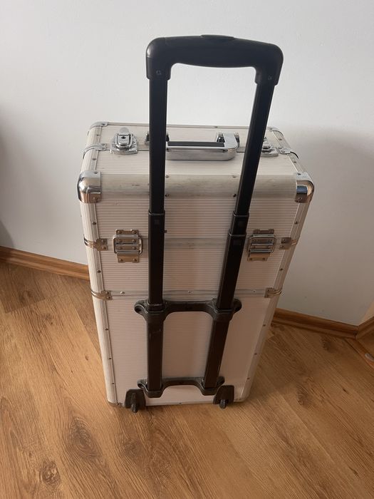 Kuferek z przyborami do paznokci