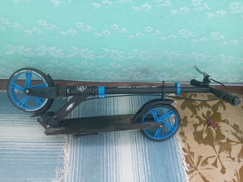 Продаи дитячий самокат.