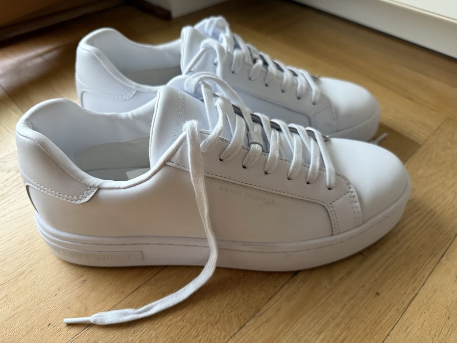 Biale sneakersy Armani Exchange