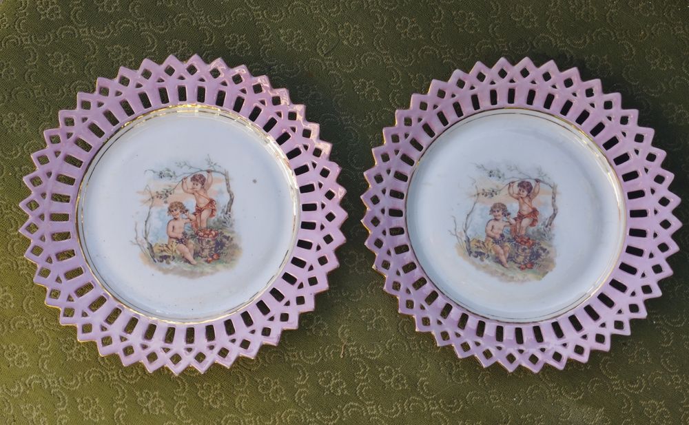 Dois pratos antigos. Beira recortada.