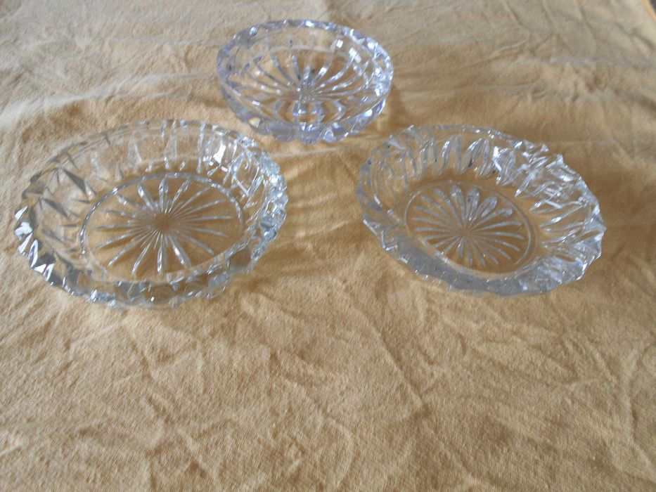 Cinzeiros ou taças e peça decorativa em vidro