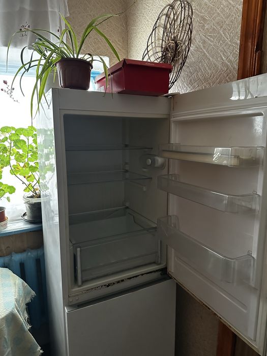 Холодильник Indesit. Не працює верхня камера,