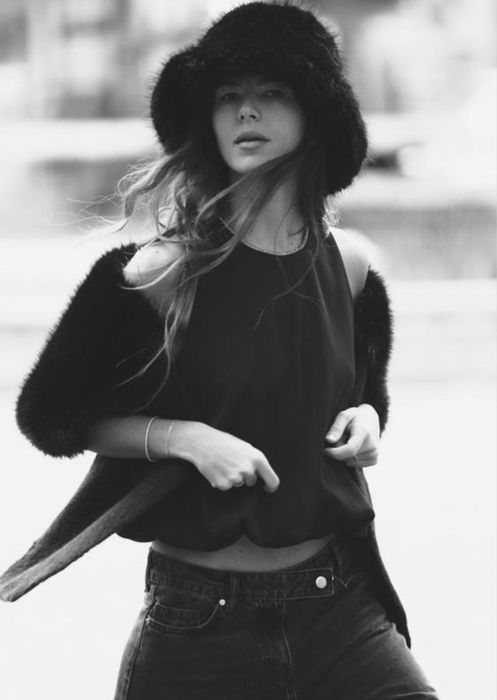 Чорна пухнаста стильна красота