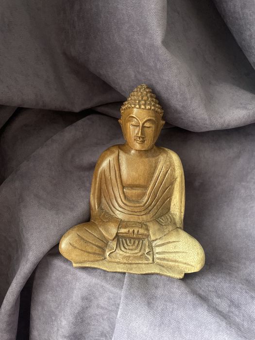 Деревяна статуєтка будди