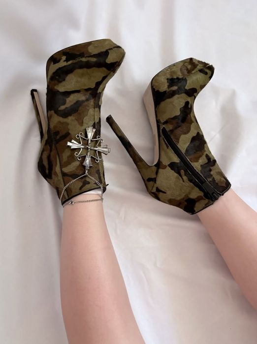 Ботільйони на шпильці мілітарі