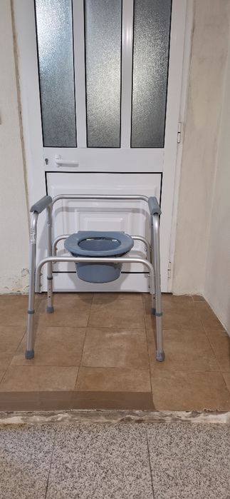 Cadeira sanitária para ajuda