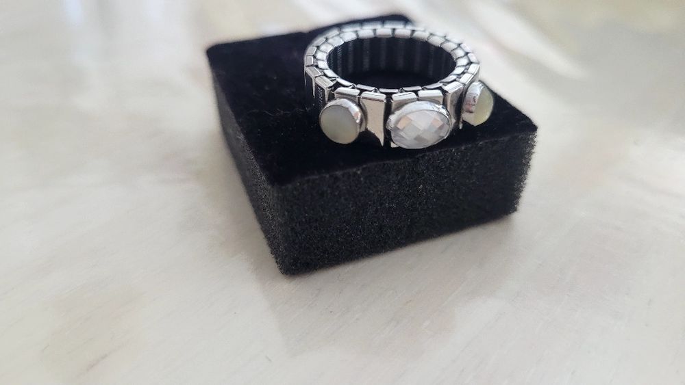 Anel Nomination três pedras