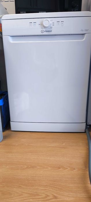 Frigorífico Indesit 437L + Máquina Lavar Loiça 14 Talheres Como Novo