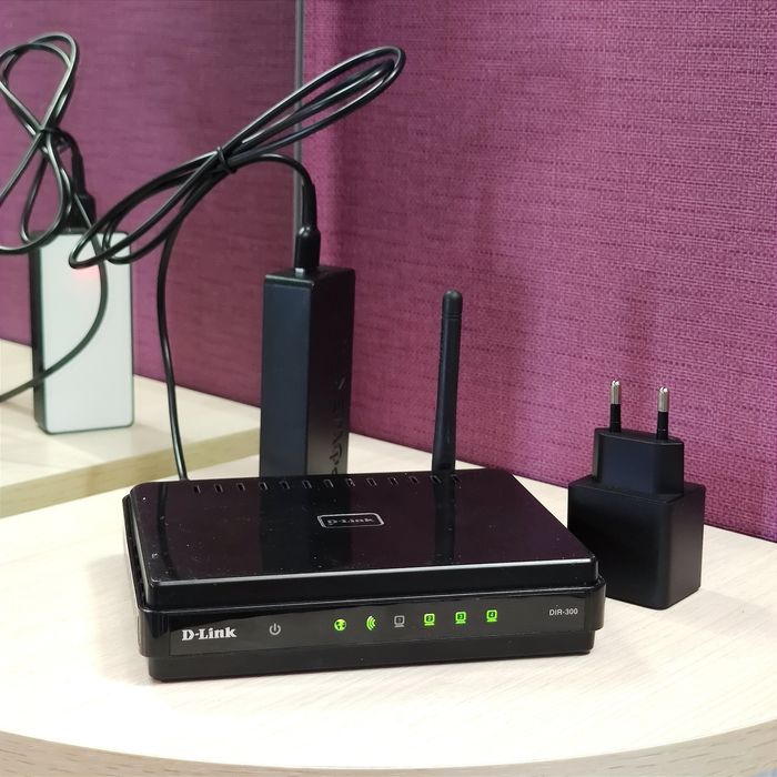 Продам Wi-Fi Роутер D-Link DIR-300+Кабель для живлення  від павербанку