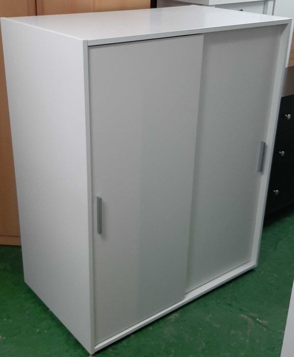 komoda z drążkiem i drzwiami przesuwnymi