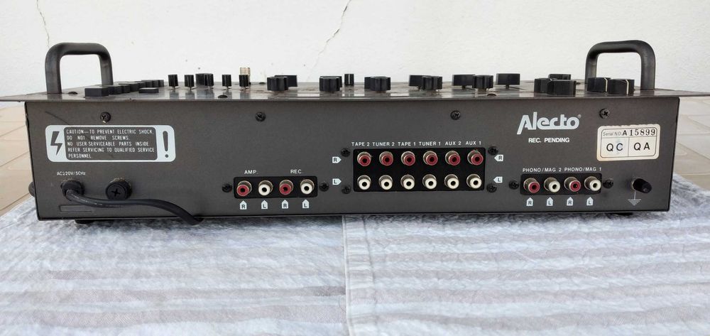 Mesa de mistura Alecto com equalizador