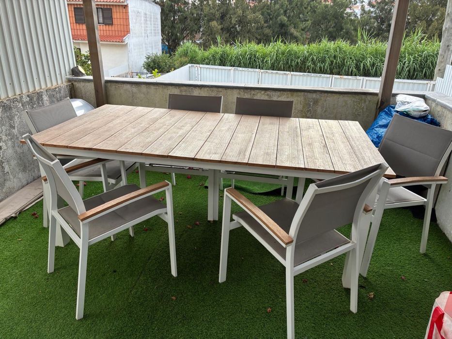 Mesa de jardim com cadeiras