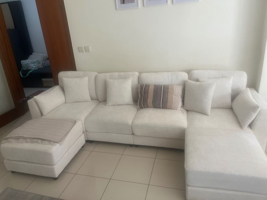 Sofá de canto em U/L - 2 pés de descanso móveis - com iluminação LED - mesa de apoio dobrável - com 6 almofadas - tecido chenille - bege